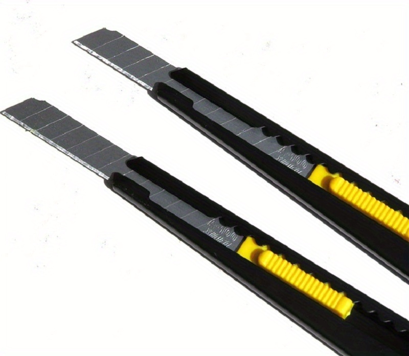 Crna metalna kutija sa samozaključavajućim nožem za umetnost, mali umetnički nož