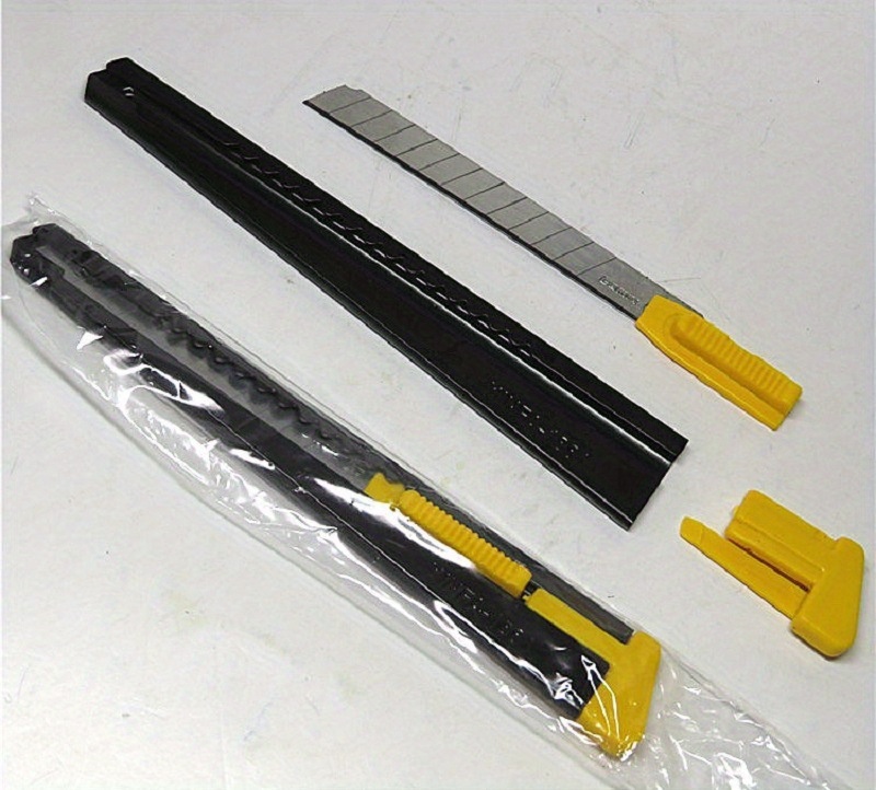 Crna metalna kutija sa samozaključavajućim nožem za umetnost, mali umetnički nož