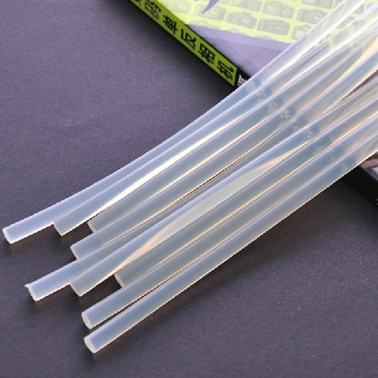 Pakovanje od 5 providnih štapića lepka za topljenje, 7mm, pogodno za zanate i kućne popravke, otporno na visoke temperature.