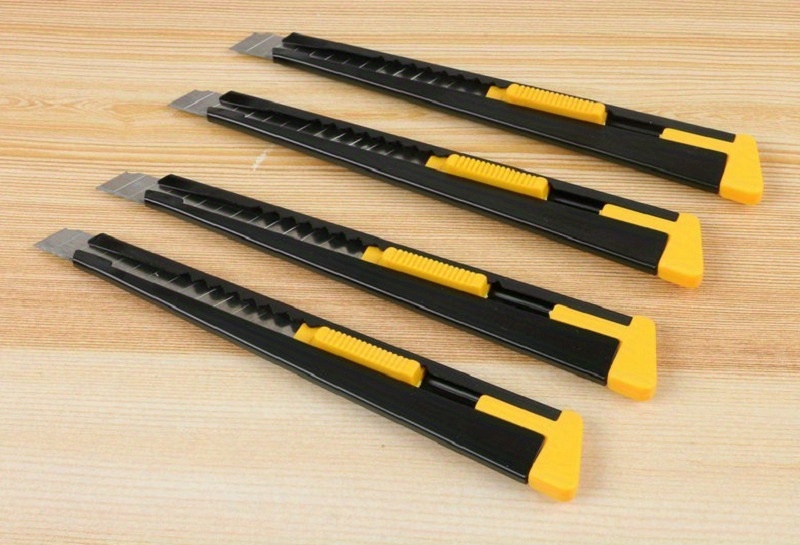 Crna metalna kutija sa samozaključavajućim nožem za umetnost, mali umetnički nož