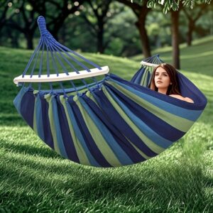 Patio viseća mreža sa drvenim štapovima, živopisna prugasta tkanina sa dizajnom protiv prevrtanja. Čvrsta i izdržljiva, uključuje 2 konopca – savršena za opuštanje na terasi, u prirodi, u zatvorenom prostoru i kampovanje. Idealna za korišćenje kao viseća mreža na otvorenom