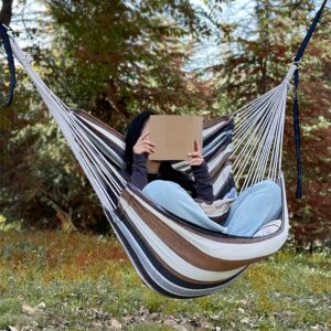 Predmeti uključeni su sljedeći: 1. Stolica za ljuljanje 2. Dva debela jastuka 3. Dva remena od 1,5 metara sa 5 petlji i 1 kopčom (Nisu niska kvaliteta remena dostupna na tržištu) 4. Dva S-kuka za penjanje 5. Platnena torba za pohranu. Molimo vas da pogledajte.