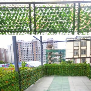 【2.5D】 [2.5D] Jedno pakovanje proširive veštačke ograde dimenzija 180 na 30 cm, sa zelenim lišćem i ukrasnim lažnim cvećem. Ova spoljna drvena ograda je otporna na koroziju i služi kao baštenska ograda, rešetka za penjanje biljaka.