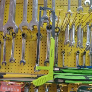 1 kom 1 kom Teška ručna metalna testera – Visokougljenični čelik i telo, dužina 18 inča sa protivkliznom drškom, pogodna za sečenje metala, drveta, plastike, kostiju, smrznutog – Izdržljiva precizna testera za radionicu, laboratorijsku upotrebu