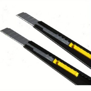 Crna metalna kutija sa samozaključavajućim nožem za umetnost, mali umetnički nož