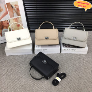 Precizno izrađena torba sa gornjom ručkom, šivana voskom, napravljena od epsom teleće kože i ukrašena dizajnom sa printom palme i srebrnim detaljima. Ova elegantna trapezoidna torba sa preklopom je savršena za večernje prilike.