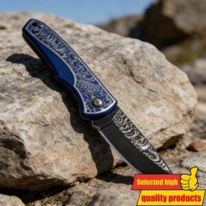 Moderan sklopivi nož sa plavom drškom i graviranim motivima, savršen za aktivnosti na otvorenom i kao kolekcioki predmet
