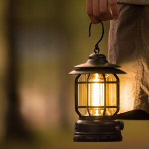 Osnovna kamperska lampa dizajnirana za spoljašnju upotrebu, sa produženim vekom baterije i mogućnošću punjenja, savršena za stvaranje atmosfere u šatorima, bez baterija