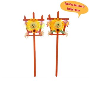 Rekviziti za pastoralnu scenu sa kostimom straha ukrasenim suncokretima za Uskrs