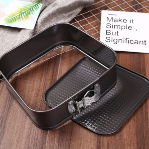 Kolekcija od pet četvrtastih posuda za cheesecake, dizajniranih da ne propuštaju i imaju nelepljivi premaz sa uklonjivom bazom. Izdržavaju visoke temperature i idealne su za pečenje kolačića, pite od palačinki, sunđerastih kolača, voćnih tart.