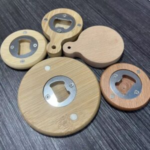 Oli magnetni otvarač za pivo u bočici sa ručkom napravljene od Shinan i bukovog drveta.