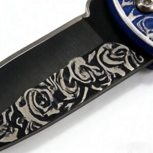 Moderan sklopivi nož sa plavom drškom i graviranim motivima, savršen za aktivnosti na otvorenom i kao kolekcioki predmet