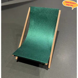 Božićna Dekoracija za Radni Sto – Slatke Figurice Božićnih Vilenjaka na Stolicama, Savršen Poklon za Kancelarijske Radne Mesta