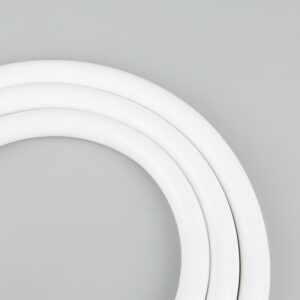 Izlazna cev za tuš koji se spaja na kućni bojler u kupatilu i belo PVC crevo za tuš