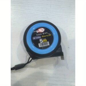 Čvrsta samozaključavajuća merna traka dužine 5 metara, otporna na padove, sa preciznim merenjima za obradu drveta i gumiranim kućištem.