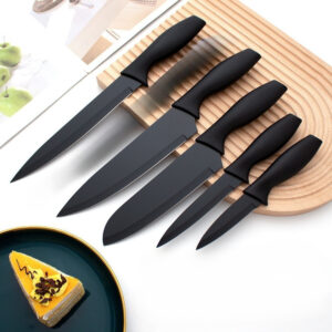 5 komada Premium Oštri Crni Kuhinjski Noževi Set | Sečiva od Visoko Ugljeničnog Nerđajućeg Čelika, Drvene Drške u Boji Drveta, Idealni za Sečenje Voća i Voća
