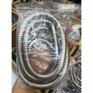 Crevo za tuš od nerđajućeg čelika – Visokog kvaliteta i nepropusno fleksibilno crevo sa lako postavljivom spojnicom, otporno na koroziju za moderne kupatila, prilagođeno za kišne i ručne tuševe, dizajn koji se lako čisti (Bez hemikalija/laka održavanja), Dodatak za kupatilo