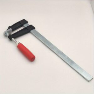 Stolarska stega F-tip sa crvenom ručkom, stega za pričvršćivanje napravljena od livenog gvožđa koje se lako savija, ugaona stega, stolarske stegice, stegice za obradu drveta, ugaone stegice, alati za ramove, ručni alati, ugaone stegice, drvene stegice, alati za obradu drveta, ugaoni nosač, C stega, stolarska oprema, ugaoni kvadrat, stegice za stolarsku opremu, ugaone stegice, stegice za ramove, ugaone stegice, stega za ugaone reze, stega pod pravim uglom