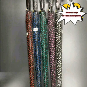 Crna tenda za sunce koja pruža zaštitu od sunca i može se koristiti i za kišno i za sunčano vreme