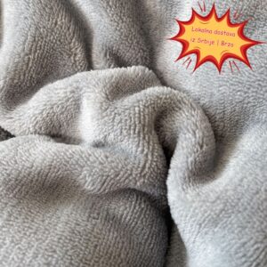 Udobna i topla ćebence/jorganka u jednostavnoj boji, savršena za zimske noći u spavaćoj sobi