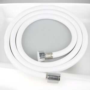 Izlazna cev za tuš koji se spaja na kućni bojler u kupatilu i belo PVC crevo za tuš