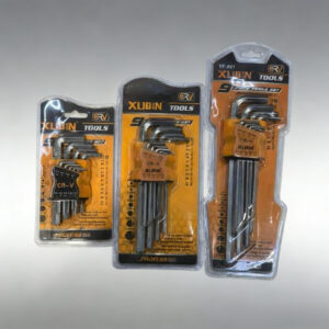 Izdržljiva struktura sa dugim vratilom i produžnom rukom, kompatibilna sa Sae/Metričkim standardima. Napravljena od industrijskog kvaliteta, otporna na udarce i izdržljiva, pogodna za uske prostore, specijalno dizajnirana za održavanje teške mehanizacije. Idealna za auto.