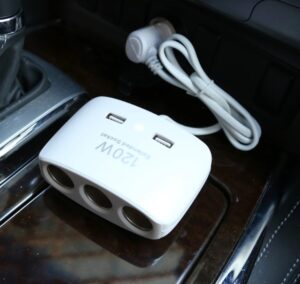 3 Uticnice za Auto i 2 USB Ulaza Efikasno Napajanje Tokom Putovanja