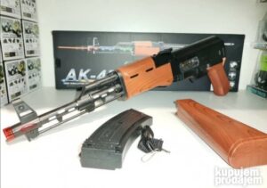 AK 47 puska sa svetlecim i zvucnim efektima