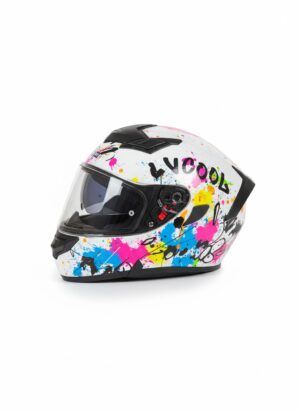 Bela motociklisticka kaciga sa sarenim graficima Kreativna zastita