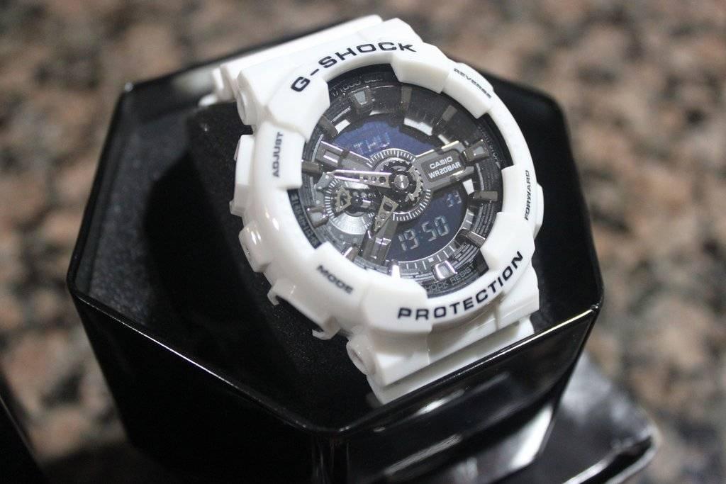 Casio G Shock beli i hronometar  Casio G Shock beli i hronometar