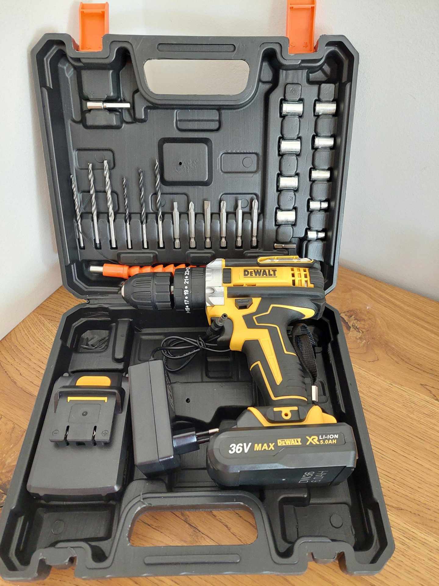 DEWALT AKU srafilica 36 v busilica cekic bitovi 2 baterije DEWALT AKU srafilica 36 v busilica cekic bitovi 2 baterije