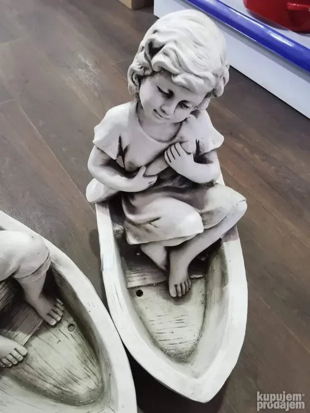 Decak i devojcica Gipsane figure