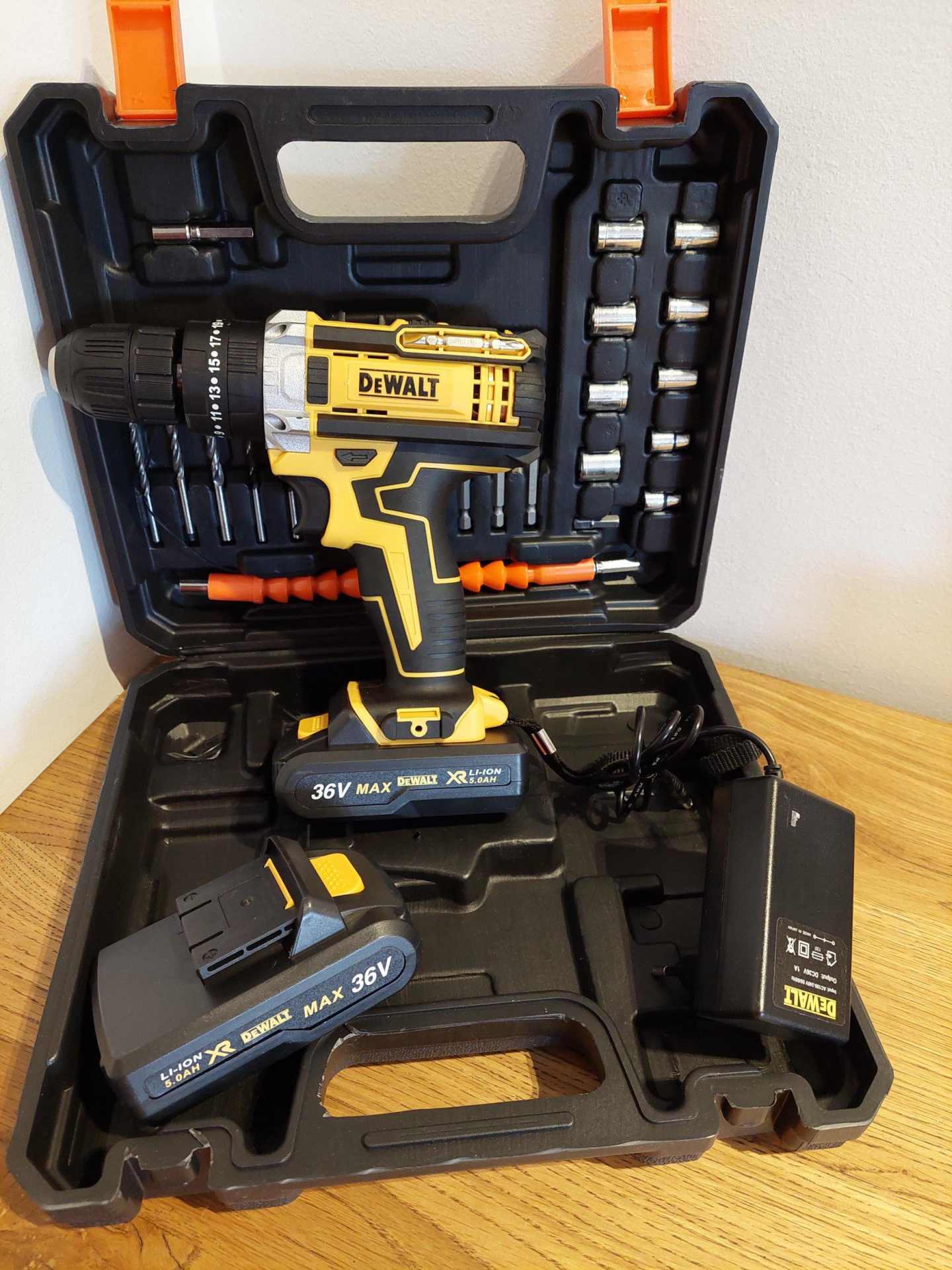 Dewalt 36 w Aku srafilica busilica cekic dve baterije Dewalt 36 w Aku srafilica busilica cekic dve baterije