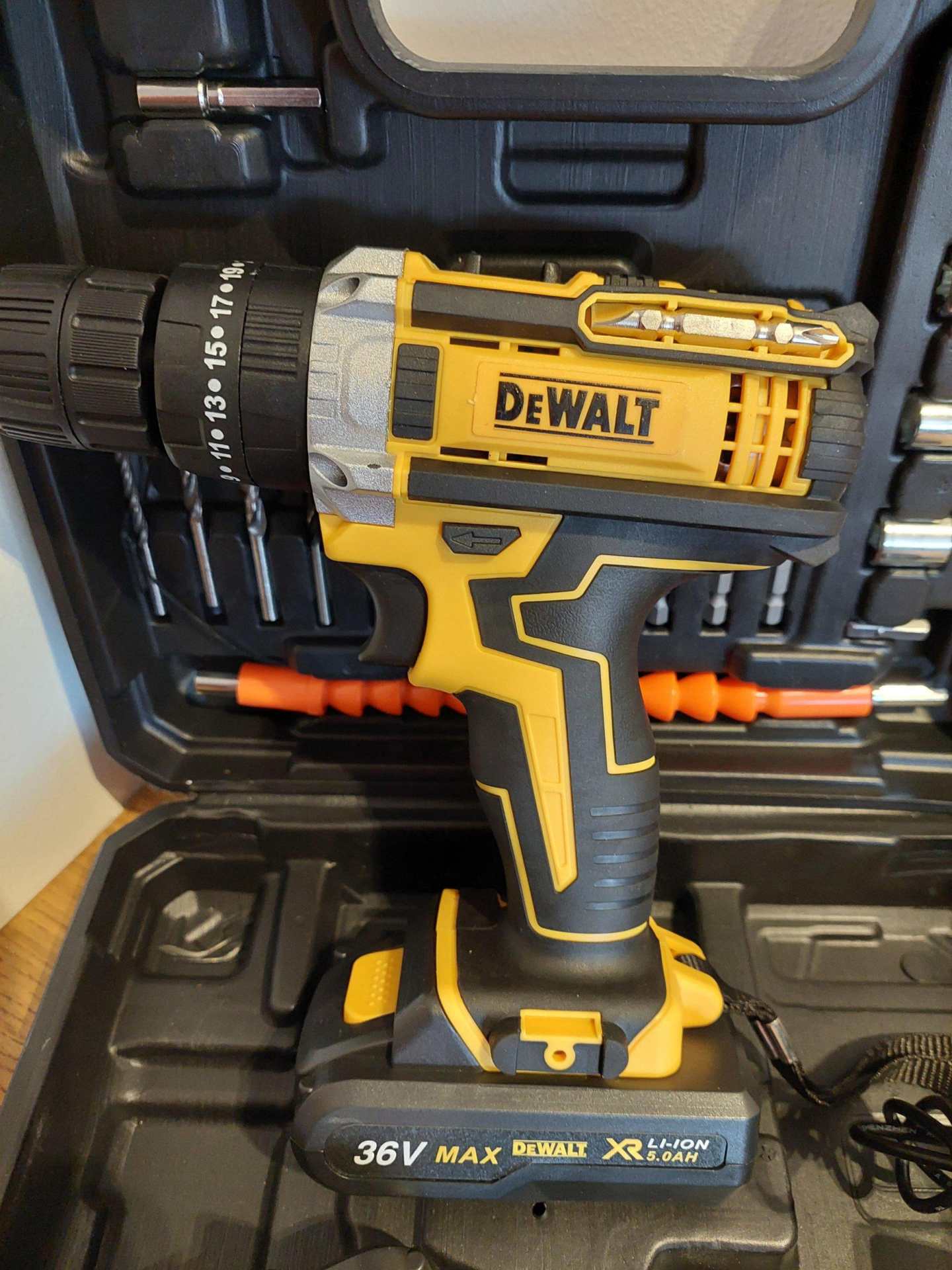 Dewalt 36 w Aku srafilica busilica cekic dve baterije Dewalt 36 w Aku srafilica busilica cekic dve baterije - Slika 3