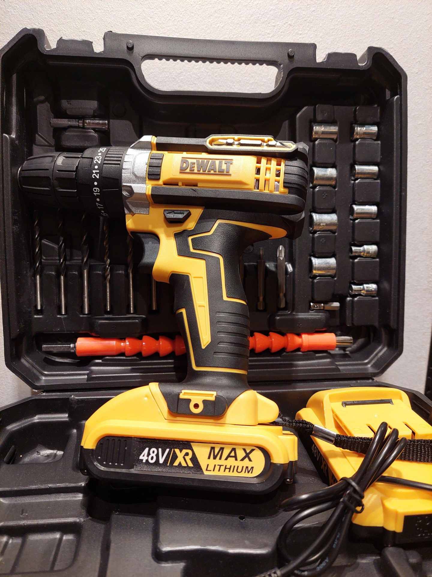 Dewalt 48v Aku srafilica sa cekicem  busilica Dewalt 48v Aku srafilica sa cekicem  busilica