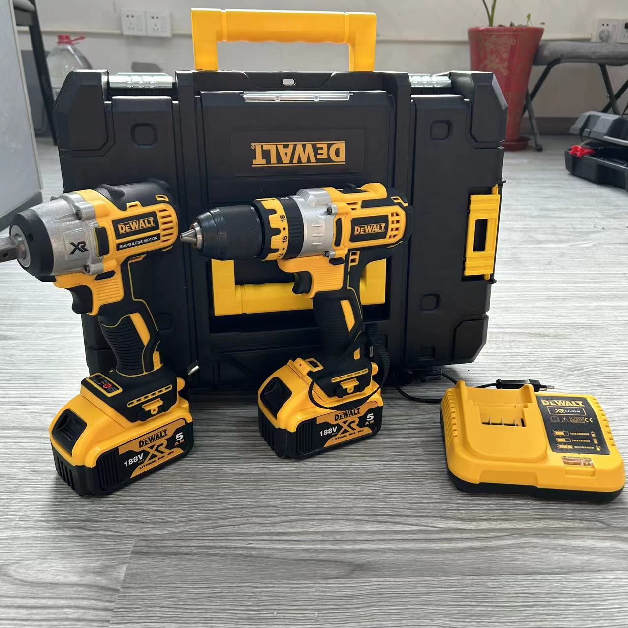 Dewalt AKU set odvijac i srafiica busilica 188v