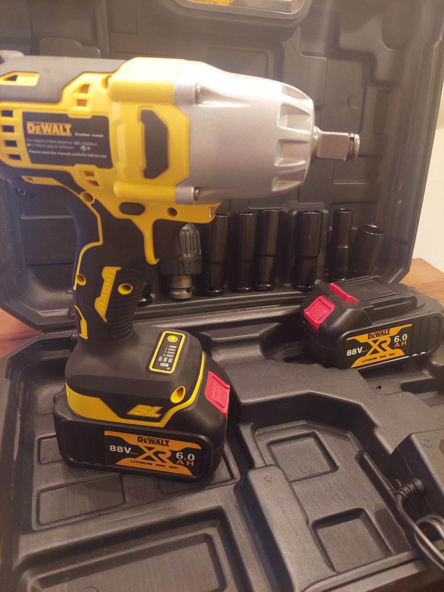 Dewalt udarni Aku odvijac za tockove 88V 2 bat u koferu - Slika 3