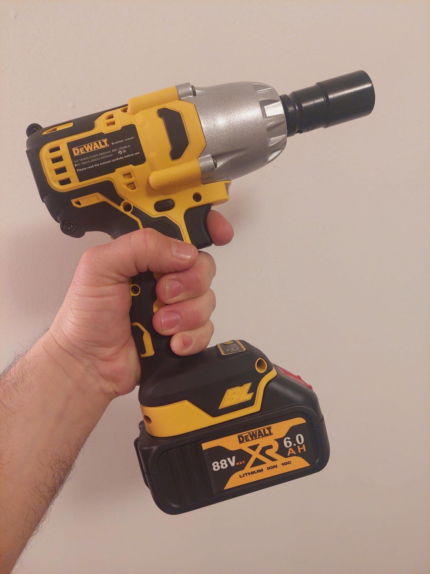 Dewalt udarni Aku odvijac za tockove 88V 2 bat u koferu - Slika 5