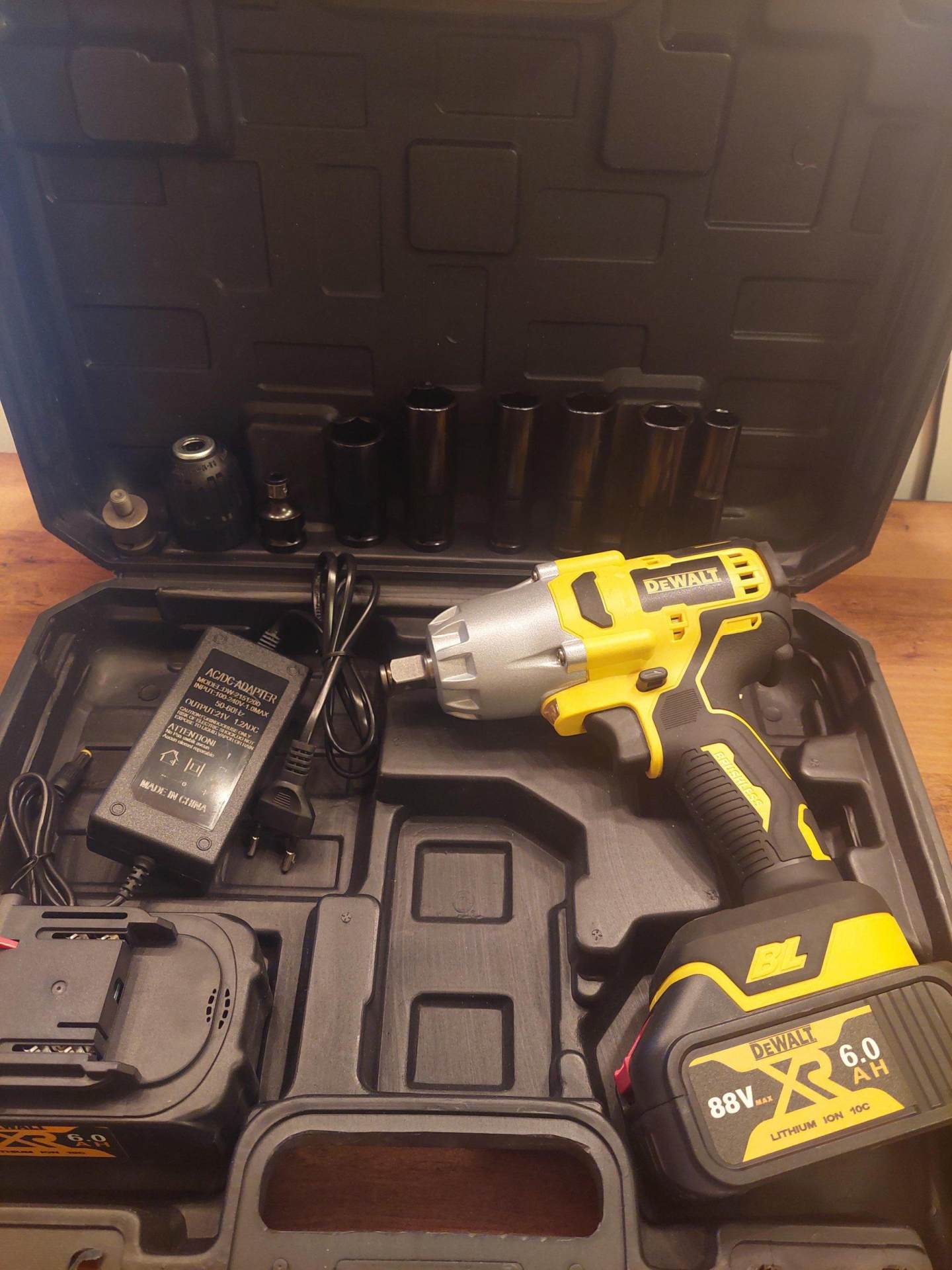Dewalt udarni Aku odvijac za tockove 88V 2 bat u koferu - Slika 6