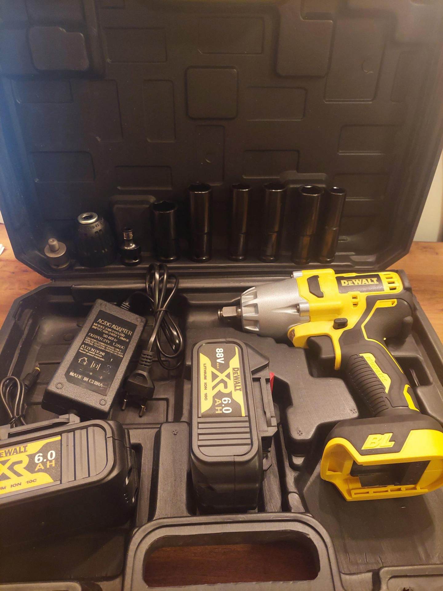 Dewalt udarni Aku odvijac za tockove 88V 2 bat u koferu - Slika 7