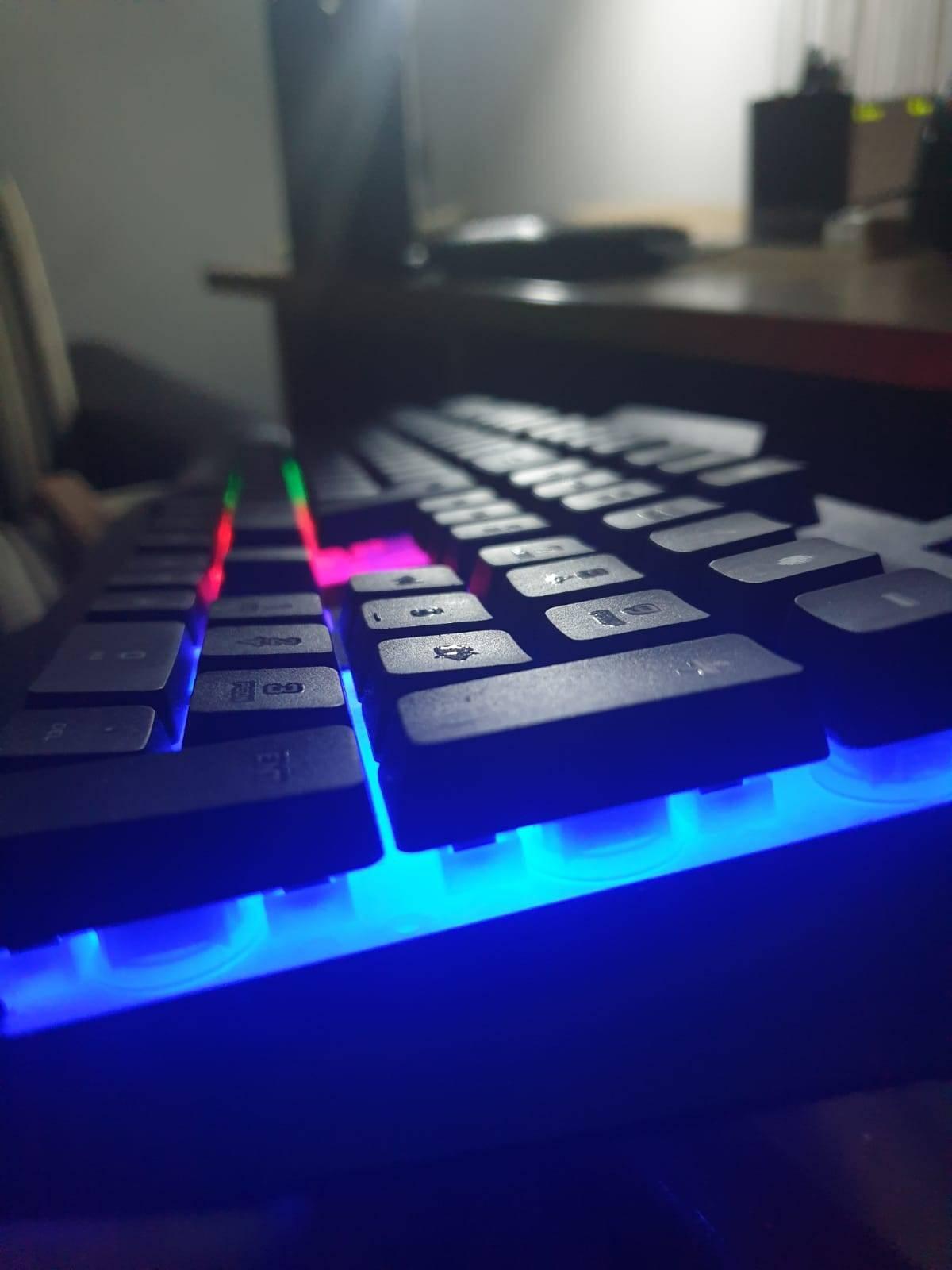 Fantasticna Led tastatura i podloga za mis Fantasticna Led tastatura i podloga za mis
