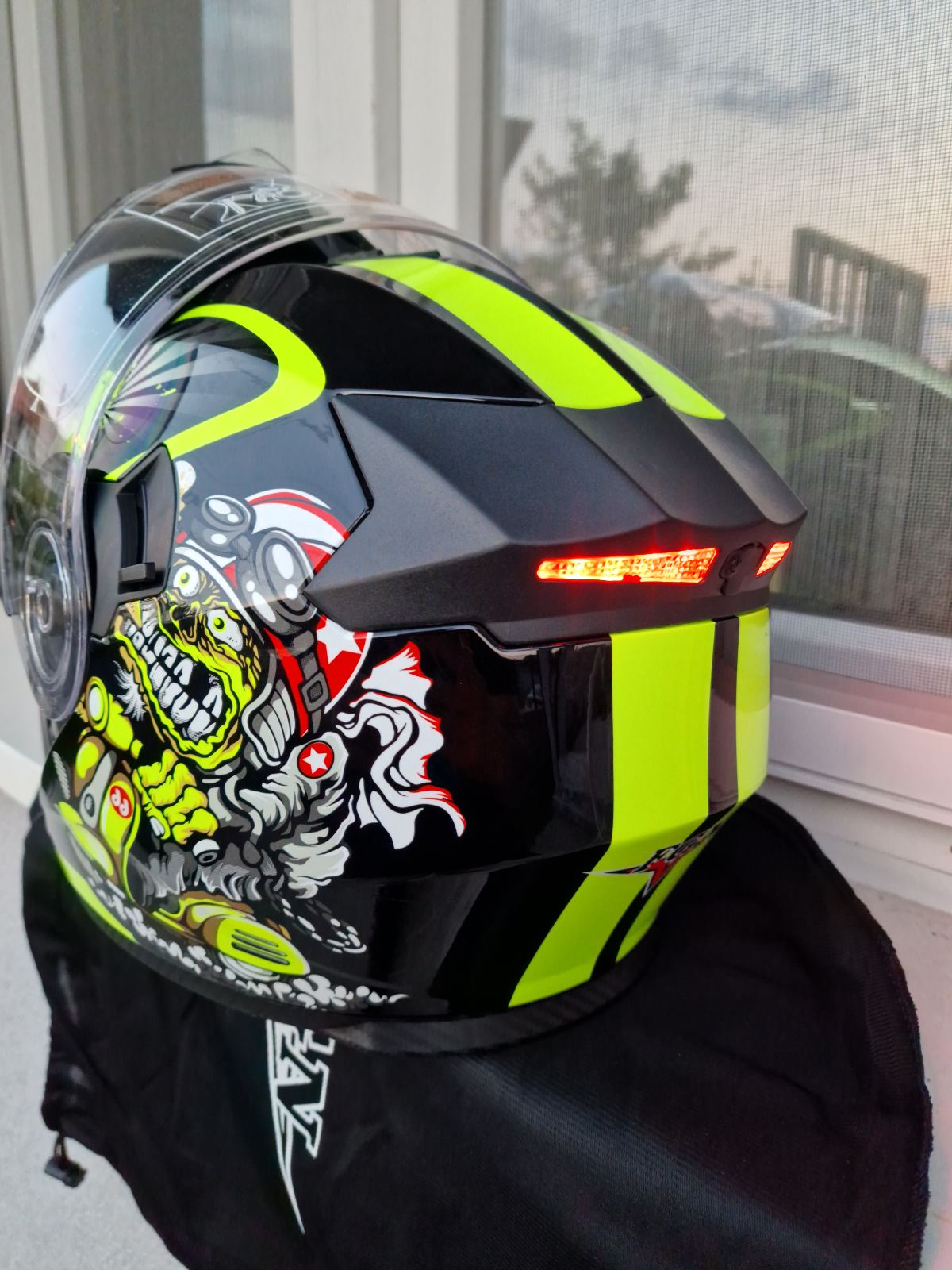 Kaciga za motor FLIP UP sa Led Svetlom - Slika 4