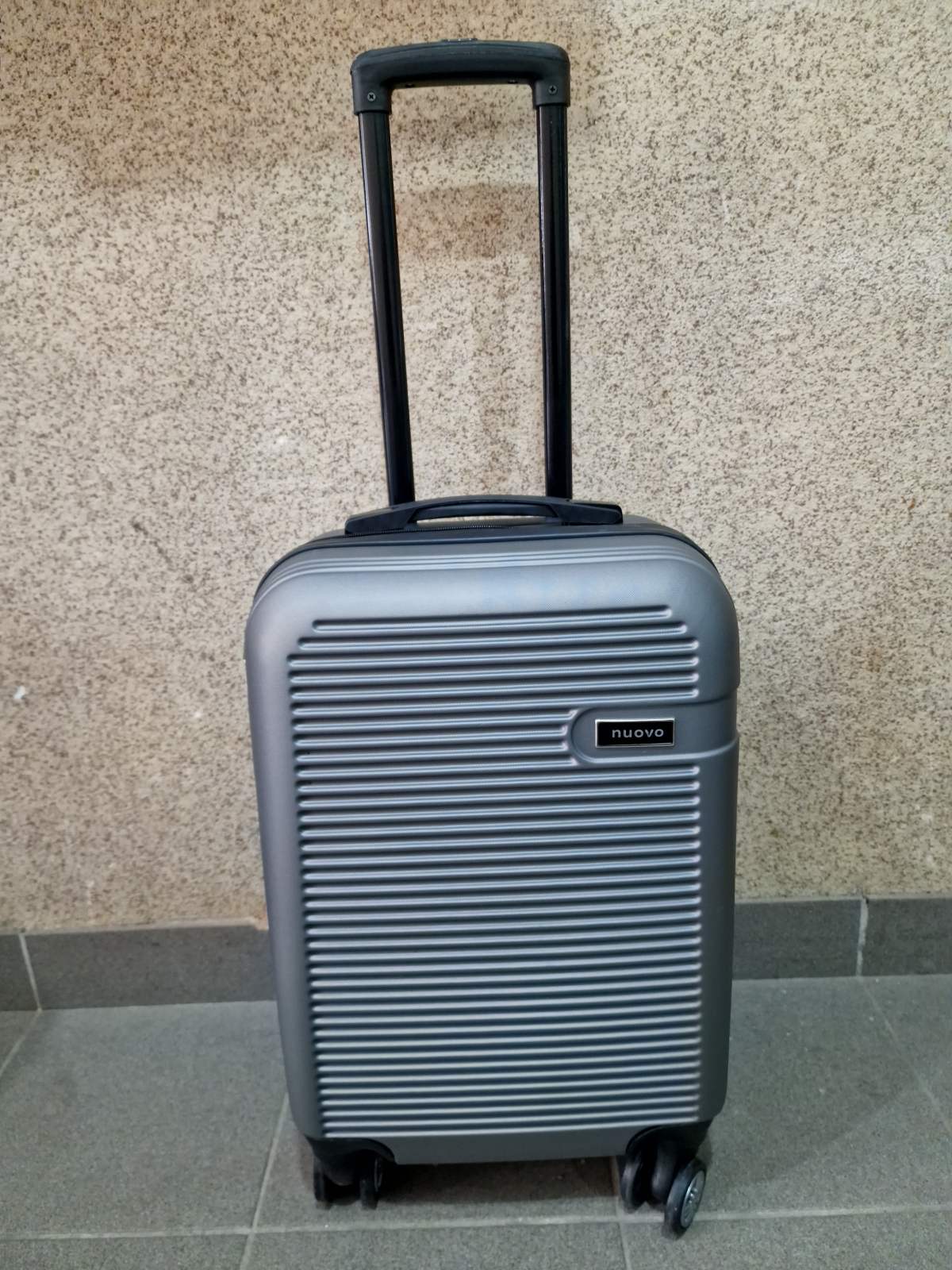 Kofer za putovanje od ABS sa 4 tockica kabinski Sivi