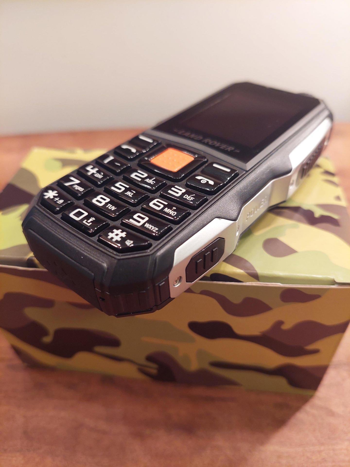 Land Rover L9 mobilni telefon 2 kartice srpski meni jak zvuk Land Rover L9 mobilni telefon 2 kartice srpski meni jak zvuk