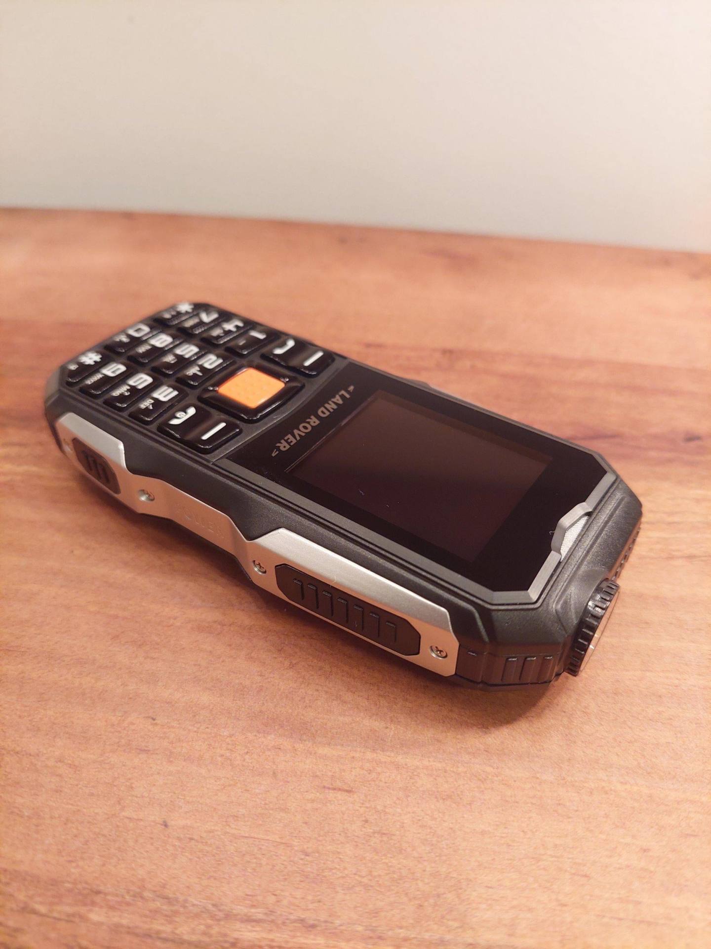 Land Rover L9 mobilni telefon 2 kartice srpski meni jak zvuk Land Rover L9 mobilni telefon 2 kartice srpski meni jak zvuk