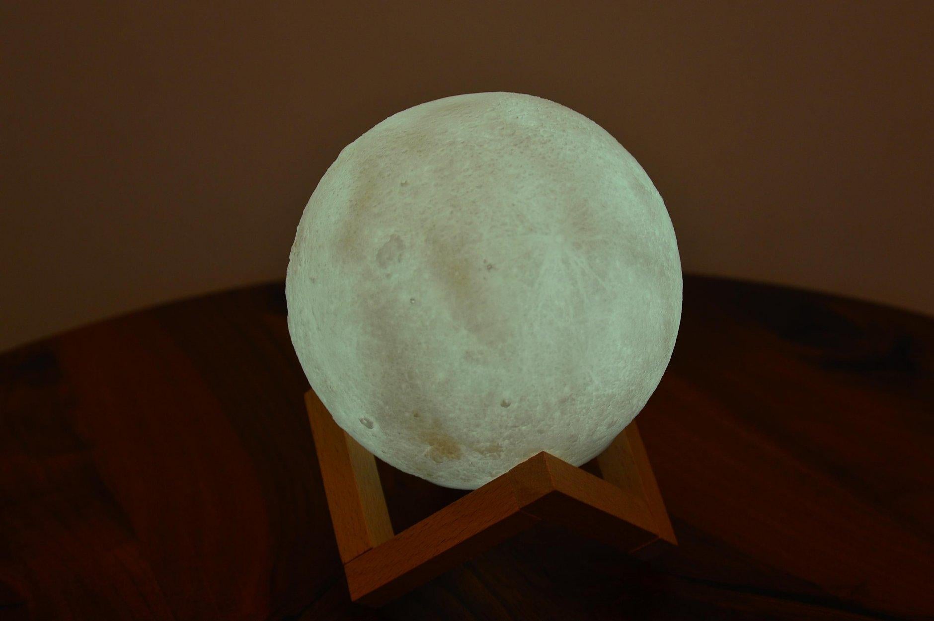 Mesec lampa 3 D lampa u obliku meseca Moon Lamp 15 cm  Mesec lampa 3 D lampa u obliku meseca Moon Lamp 15 cm