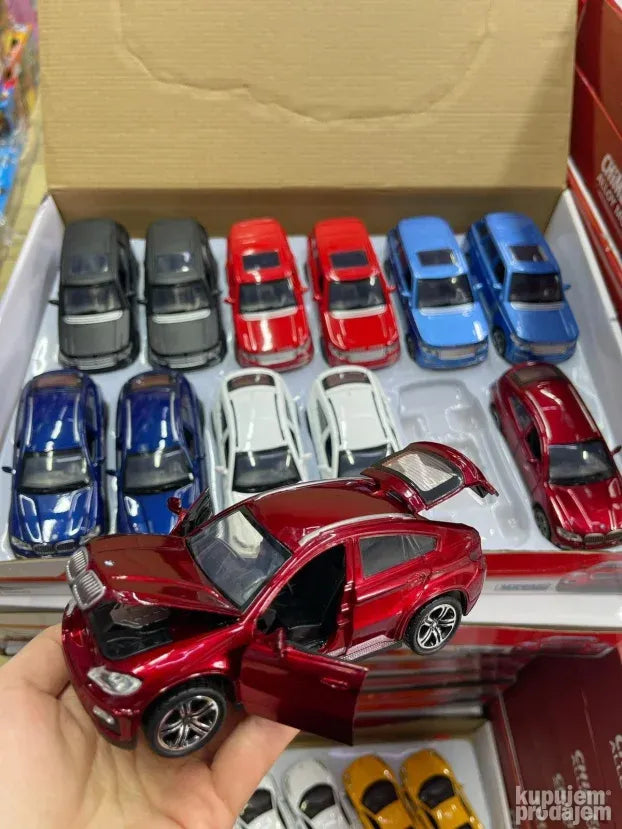 Metalni auto sa zvucnim i svetlosnim efektima