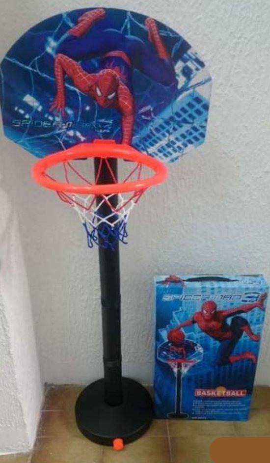 Spiderman kos na postolju i lopta