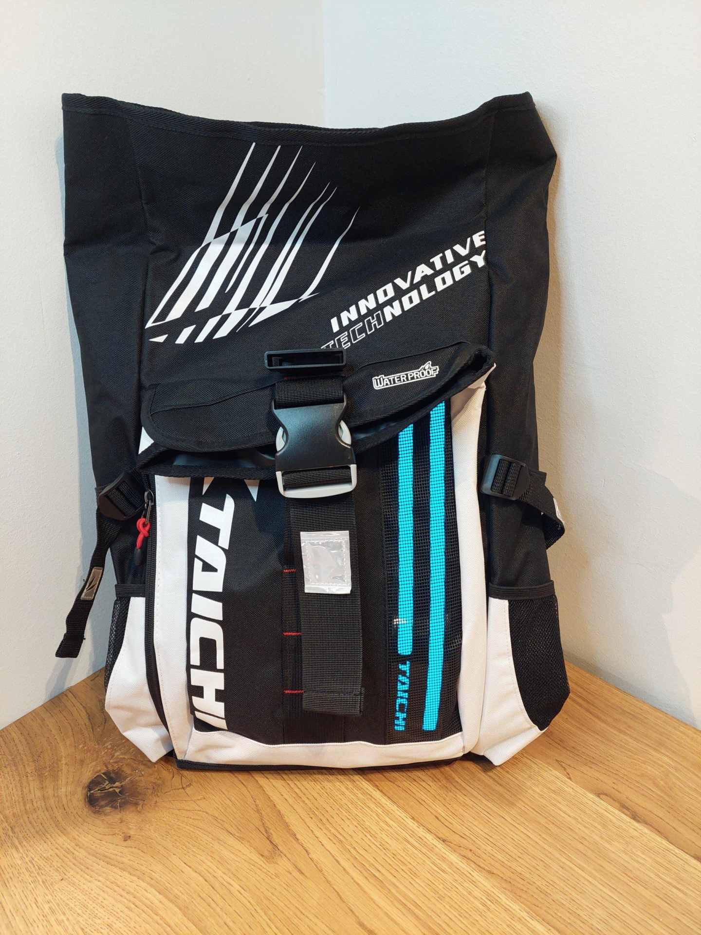Taichi ranac za motor vodootporan 35 l sa led svetlom Taichi ranac za motor vodootporan 35 l sa led svetlom