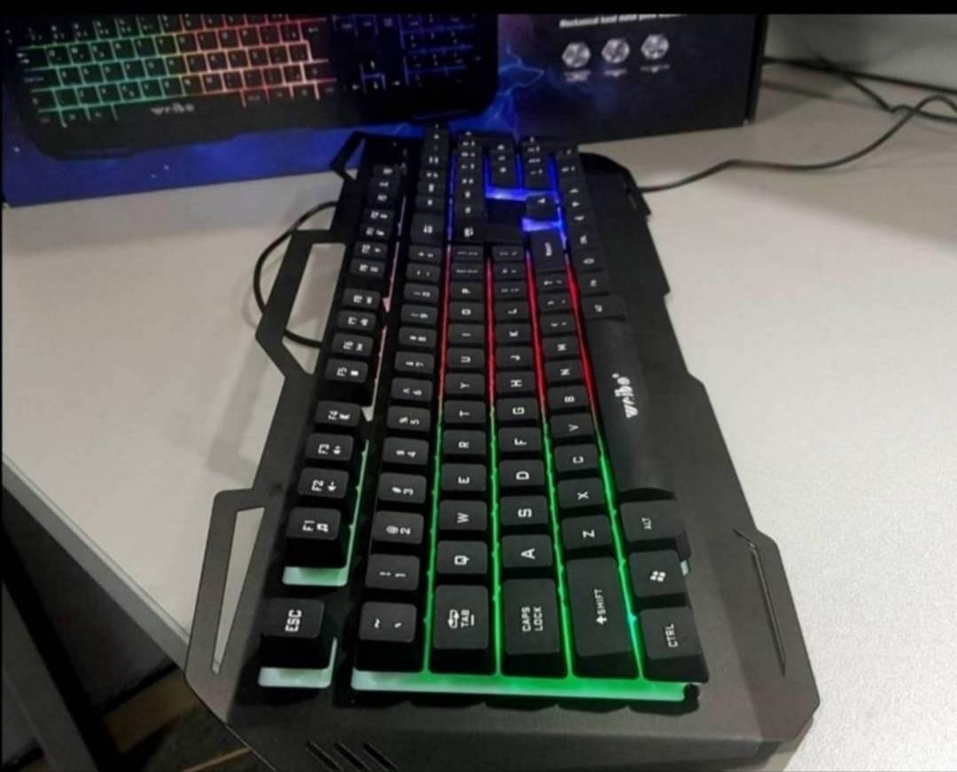 Tastatura i Poklon prosivena podloga za mis Tastatura i Poklon prosivena podloga za mis